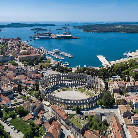 Petra Lux Apartman Pula